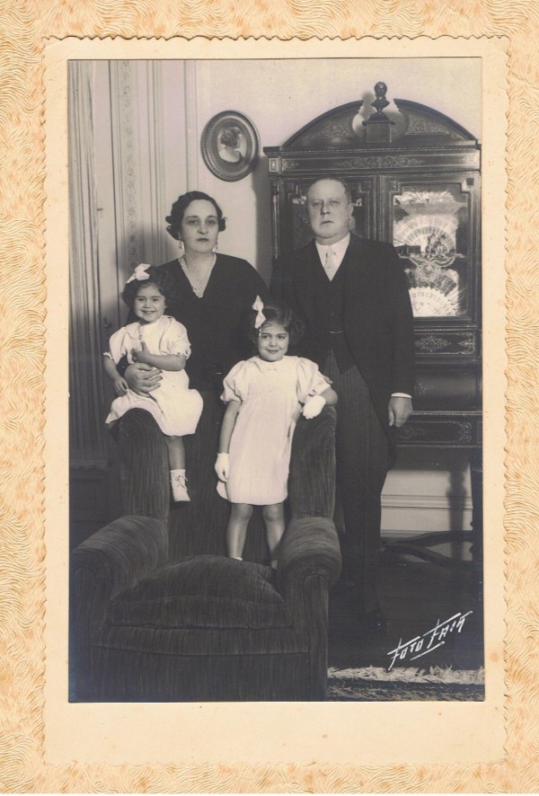 Leopoldo Hughes, Camila Mañé junto a sus nietas Lucía y Blanca Gomensoro Hughes